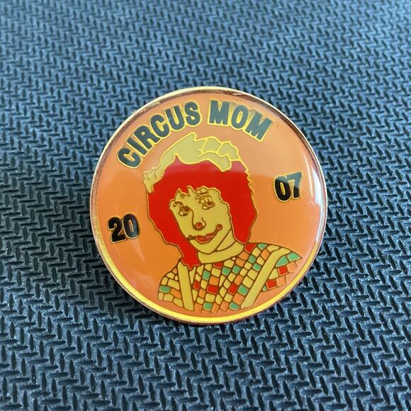 Sahib Shrine Circus Mom and Dad Pin 1992 Collectors Pins with Backs Great Cond. - Picture 3 of 6